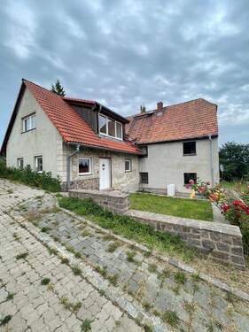 Hausansicht - Ideal für Handwerker und Familien! Sanierungsbedürftiges Zweifamilienhaus mit Nähe zur Natur in ruhiger Lage von Klipphausen!