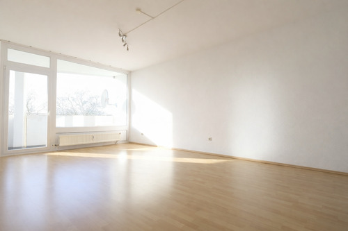 Wohnzimmer KI leer - Wohnen oder investieren: Durchdachte 3-Zimmer-Wohnung mit Balkon und Stellplatz