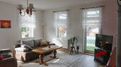 Wohnzimmer im OG mit Austritt zum Balkon - 