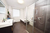 Tageslichtbadezimmer 1 v on 2 - 
