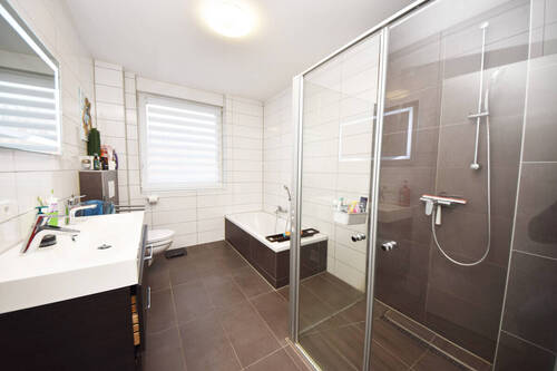 Tageslichtbadezimmer 1 v on 2 - 