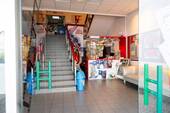 Aufgang zu den Kinosälen mit Kiosk im Foyer - 
