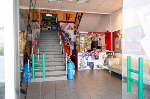Aufgang zu den Kinosälen mit Kiosk im Foyer - 