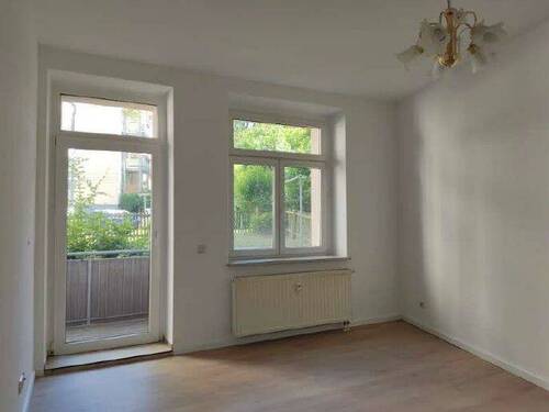 Wohnen - Neue Bodenbelag - Wohnräume zum Innenhog - Bad mit Wanne !