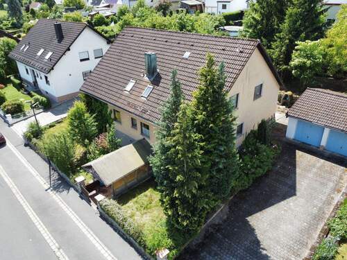 2-Fam.Wohnhaus mit Garten und 2 Garagen - 8 Zimmer Mehrfamilienhaus, Wohnhaus zum Kaufen in Sulzbach-Rosenberg