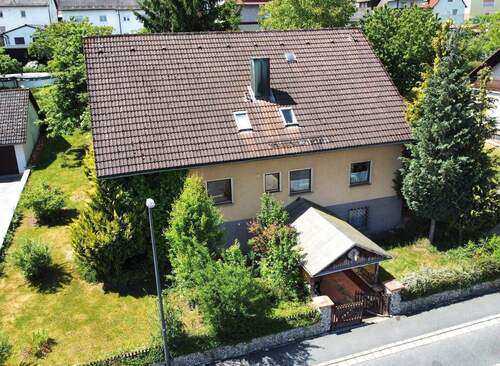Zwei Wohneinheiten - 8 Zimmer Mehrfamilienhaus, Wohnhaus in Sulzbach-Rosenberg