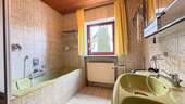 Bad mit Wanne und Dusche - 