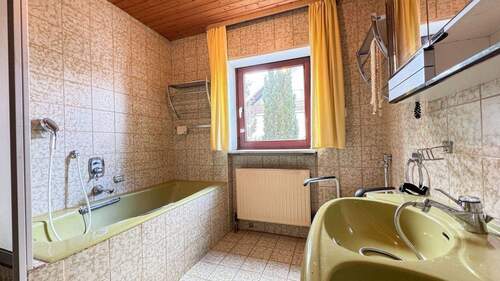 Bad mit Wanne und Dusche - 