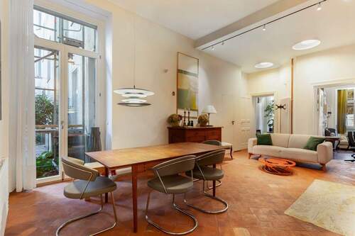 Wohnzimmer mit offener Küche - Mediterrane Eleganz im Altbau - Designwohnung in Charlottenburger Spree-Nähe