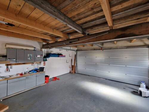 Große Doppelgarage mit elektrischem Torantrieb - 