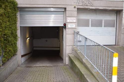 Einfahrt zur Tiefgarage - 
