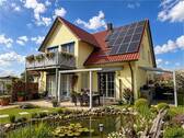 Hausansicht mit Gartenteich - 8 Zimmer Einfamilienhaus zum Kaufen in Kutzenhausen / Maingründel