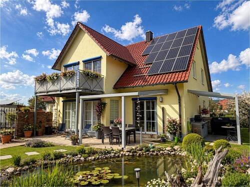 Hausansicht mit Gartenteich - 8 Zimmer Einfamilienhaus zum Kaufen in Kutzenhausen / Maingründel