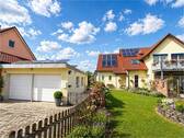 Hausansicht mit Doppelgarage - 8 Zimmer Einfamilienhaus in Kutzenhausen / Maingründel