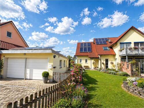 Hausansicht mit Doppelgarage - 8 Zimmer Einfamilienhaus in Kutzenhausen / Maingründel
