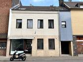 Straßenansicht - Leerstehendes WGH im Zentrum von Giesenkirchen. Ideal für Handwerksbetrieb!