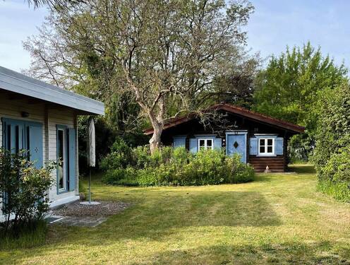Bild 1 - Rückzugsort am Wasser: Holzhaus mit eigenem Bootssteg und Gästehaus