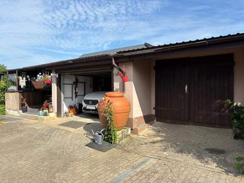 Nebengebäude mit zwei Garagen & Terrasse - 