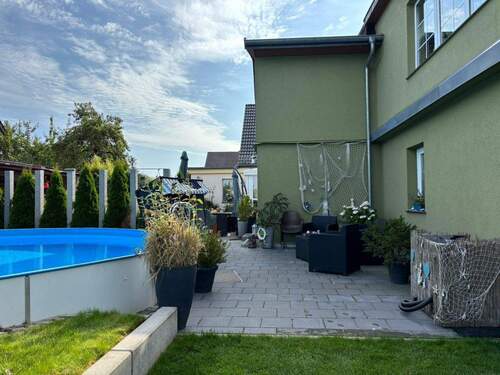 Terrasse und Pool am Hinterhaus - 