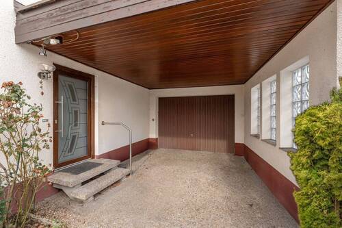 Hauseingang und Garage - 