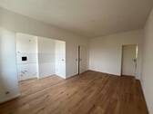 Wohnen + Küche, Einbauküche gegen Aufpreis möglich - 3 Zimmer Etagenwohnung in Zwickau