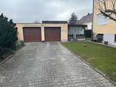 Garagen und Zufahrt - Mehrfamilienhaus, Wohnhaus mit 228,00 m&sup2; in Plattling zum Kaufen