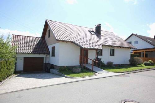 26009-JI-1 - ...sofort frei! Das Einfamilienhaus mit Garage und Einliegerwohnung am Ortsrand!