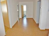 Flur mit Blick zum Bad - 3-Zi.-Whg. mit Balkon für maximal 3 Personen