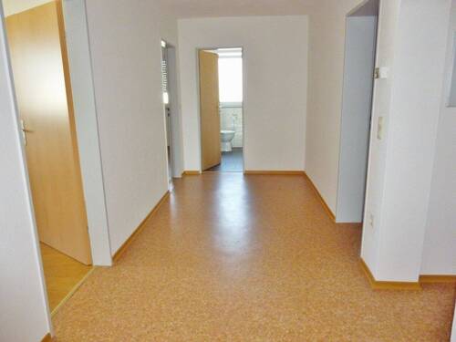 Flur mit Blick zum Bad - 3-Zi.-Whg. mit Balkon für maximal 3 Personen