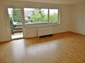 Wohnzimmer mit Balkontüre und Sicht auf den Garten - 3 Zimmer Etagenwohnung zur Miete in Bernstadt