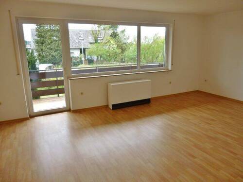 Wohnzimmer mit Balkontüre und Sicht auf den Garten - 3 Zimmer Etagenwohnung zur Miete in Bernstadt