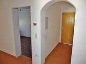 Flur mit Blick zur Eingangstür und Küche - 3 Zimmer Etagenwohnung in Bernstadt