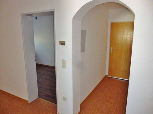 Flur mit Blick zur Eingangstür und Küche - 3 Zimmer Etagenwohnung in Bernstadt