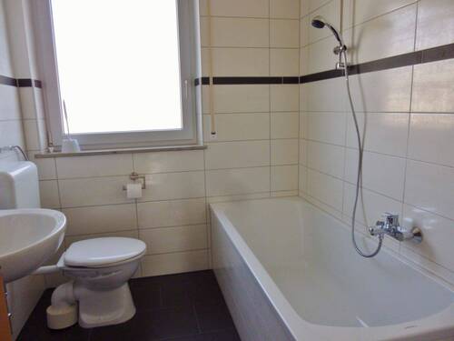 Bad mit WC und Wanne - 