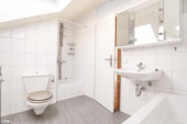 Tageslichtbad mit Dusche und Badewanne im DG - 