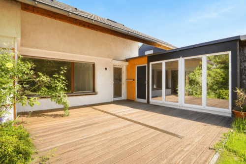 Terrasse mit Zugang zum Hobbyraum - 