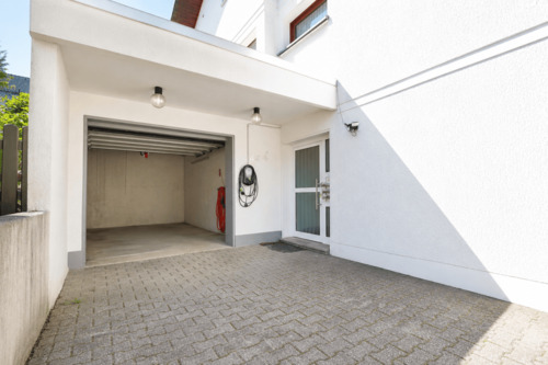 Hauszugang und Garage - 7 Zimmer Mehrfamilienhaus, Wohnhaus in Hagen