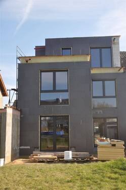 Gartenseite - Bergheim: KfW 40 Staffelgeschoss-EFH, 212 m² , Fertigstellung nach Ihren Wünschen!