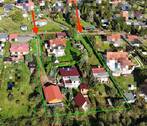 01 - Luftfoto.jpeg - Wohnen & vermieten auf zwei Grundstücken – mit einem Einfamilienhaus, zwei Gästehäusern, Carport & Doppelzufahrt