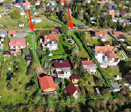 01 - Luftfoto.jpeg - Wohnen & vermieten auf zwei Grundstücken – mit einem Einfamilienhaus, zwei Gästehäusern, Carport & Doppelzufahrt