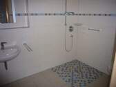 Bad mit bodentiefer Dusche - 