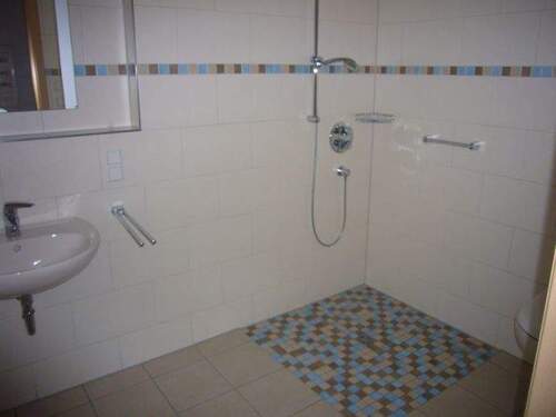 Bad mit bodentiefer Dusche - 