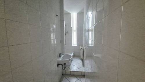 Duschbad mit Fenster - 2 Zimmer Etagenwohnung zum Kaufen in Berlin