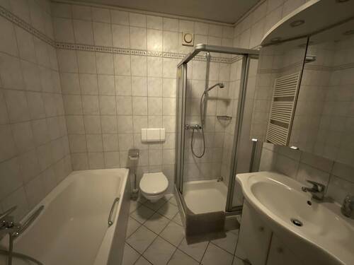 Badezimmer EG Wohnung Haupthaus - 1 Zimmer Mehrfamilienhaus, Wohnhaus in Hammelburg