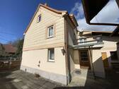 Seitenansicht mit Hauseingang - Einfamilienhaus mit 155,00 m&sup2; in Sondershausen zum Kaufen
