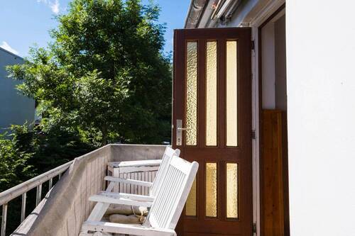 Balkon und Zugang zu einer weiteren Wohneinheit - 