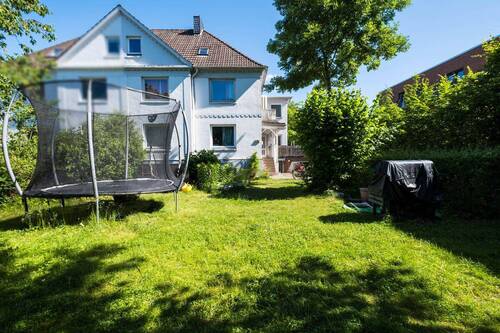 Frontansicht Haus und Garten - 