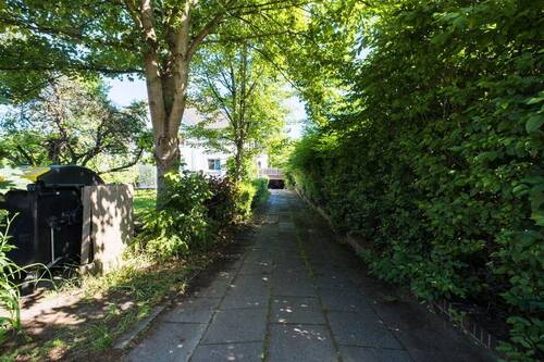 Auffahrt zur Garage und zum Haus - 