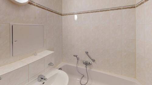 Bad mit Wanne - Etagenwohnung mit 67,90 m² in Chemnitz zur Miete