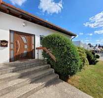 **Gepflegtes Einfamilienhaus mit Einliegerwohnung - Garage, Carport, schöner Garten - Bad Dürrheim**